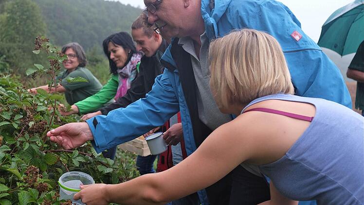 Bei den Brennereien können Wanderer die Sammelbecher erhalten und wieder abgeben, dafür gibt es eine alkoholische Kostprobe.  Fotos: Gerd Schaar