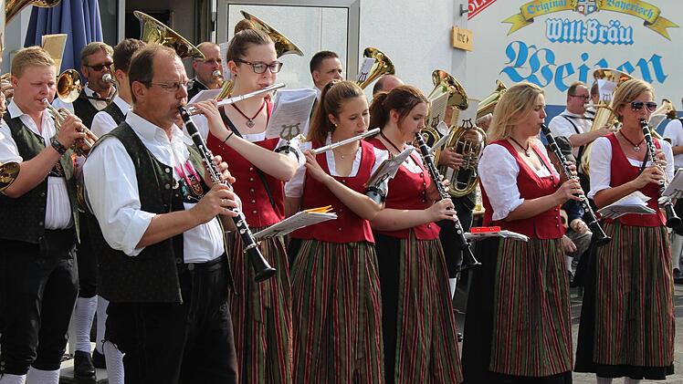 Impressionen der Jubiläumsfeier der Blaskapelle Oberbach. Foto: Sebastian Schmitt