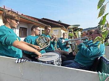 Die Blasmusik beim Kerwa-Rumspielen Foto: Klaus-Peter Wulf
