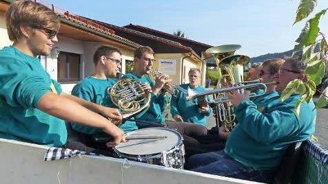 Die Blasmusik beim Kerwa-Rumspielen Foto: Klaus-Peter Wulf