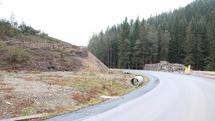 Der halbe Hang an der Felsnase ist gerodet, die Straße muss trotzdem einen Bogen machen.  Foto: Friedwald Schedel
