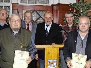 Die Bezirksehrennadel ist eine hohe Auszeichnung. Unser Bild zeigt (von links) Wolfgang Weinmann, Hubert Kuhn, Franz Frank, Vorsitzenden Karl-Heinz Vogel, den stellvertretenden Präsidenten des Bayerischen Soldatenbunds ,Franz Sennefelder, Udo Schmidt, Ewald Göpfert und Michael Stretz. Auf dem Bild fehlt Günter Schädler. Foto: privat