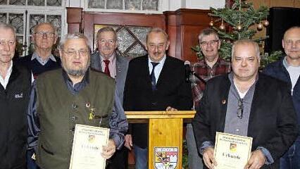 Die Bezirksehrennadel ist eine hohe Auszeichnung. Unser Bild zeigt (von links) Wolfgang Weinmann, Hubert Kuhn, Franz Frank, Vorsitzenden Karl-Heinz Vogel, den stellvertretenden Präsidenten des Bayerischen Soldatenbunds ,Franz Sennefelder, Udo Schmidt, Ewald Göpfert und Michael Stretz. Auf dem Bild fehlt Günter Schädler. Foto: privat