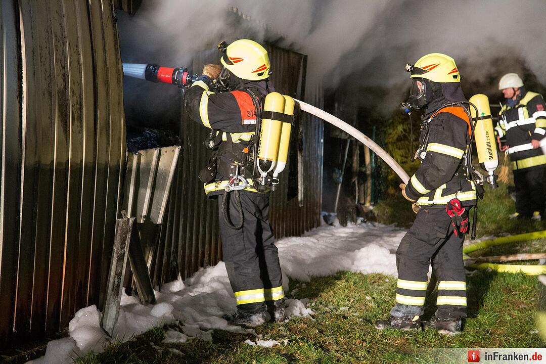 Garage mit angebautem Carport und Holzunterstand in Brand - Vier Fahrzeuge zum Teil schwer beschädigt