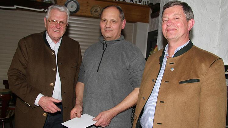 Bei der Versammlung der Jagdgenossenschaft Burghaig verabschiedete Vorsitzender Uwe Fischer (Mitte) den langjährigen Jagdpächter Rudi Eber (links) und stellte mit Klaus Zapf seinen Nachfolger vor. Foto: Sonny Adam