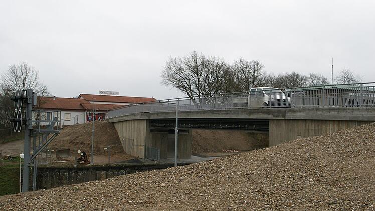 Bis auf einige Restarbeiten ist die neue Brücke über die Limbacher Staustufe fertiggestellt. Auch die Stadt war an den Kosten beteiligt mit immerhin 100.000 Euro. Foto: Sabine Weinbeer