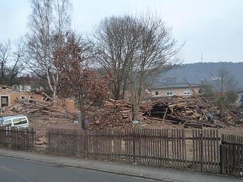 Auf dem Grundstück in der Friedrich-Schönauer-Straße 45 - hier sind die Überreste des Bauernhofs noch zu erkennen - sollen die beiden umstrittenen Wohnhäuser gebaut werden. Foto: privat
