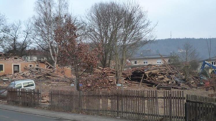 Auf dem Grundstück in der Friedrich-Schönauer-Straße 45 - hier sind die Überreste des Bauernhofs noch zu erkennen - sollen die beiden umstrittenen Wohnhäuser gebaut werden. Foto: privat