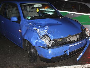 Das Auto der jungen Frau wurde stark beschädigt. Foto: Michael Wunder