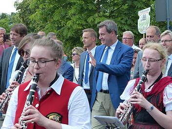 Der bayerische Ministerpräsident Markus Söder lief beim Festumzug in Neunkirchen am Brand mit. Foto:Pauline Lindner