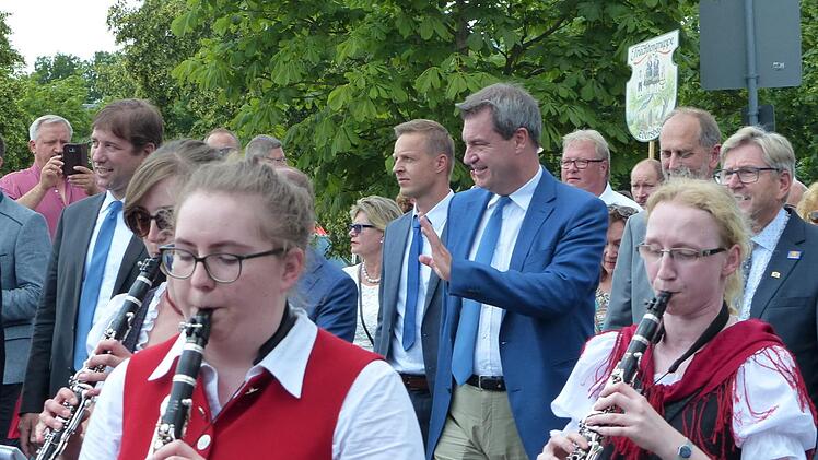 Der bayerische Ministerpräsident Markus Söder lief beim Festumzug in Neunkirchen am Brand mit. Foto:Pauline Lindner