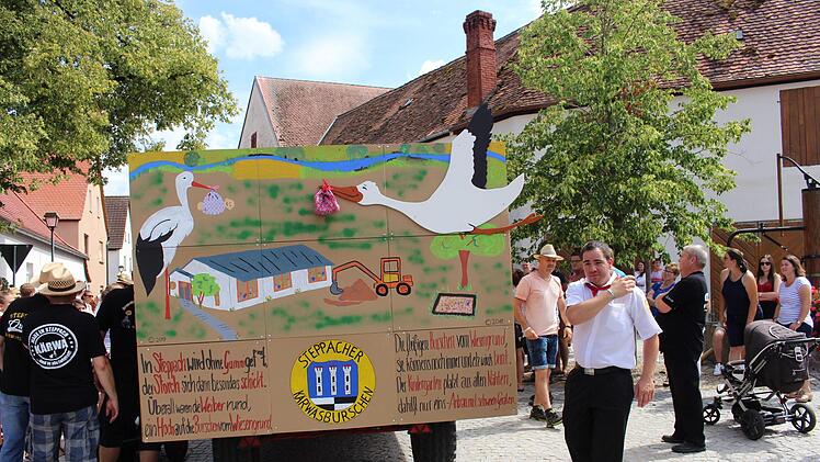 Störche haben - wie auf dem Festwagen zu lesen war - in Steppach viel zu tun .