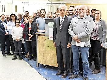 Bereichsleiter Gerhard Zettel (im Anzug, vorne) überreichte Spenden an die Vertreter heimischer Vereine. Insgesamt wurden 30 000 Euro zum Jahresabschluss ausgeschüttet. Foto: Katharina Müller-Sanke