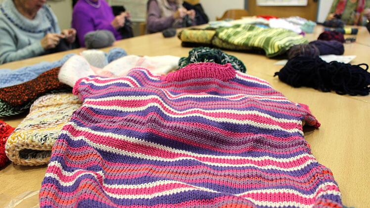 Socken, Pullover und Decken - das sind die Ergebnisse der wöchentlichen Treffen. Foto: Julia Raab