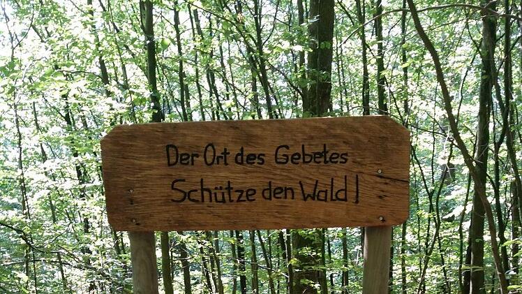 Christian Krist hat  die kleine Kapelle im Wald zwischen Volkers und Römershag auf Vordermann gebracht. Foto: Christine Krist