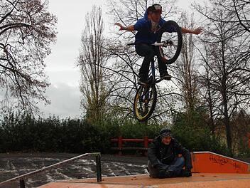 Johannes Vagt springt mit seinem Bike über Justin Ehrlich hinweg. Die Rampen am Skaterplatz sind für die Jugendlichen eine willkommene Herausforderung.