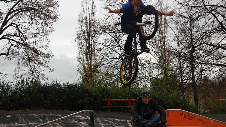 Johannes Vagt springt mit seinem Bike über Justin Ehrlich hinweg. Die Rampen am Skaterplatz sind für die Jugendlichen eine willkommene Herausforderung.
