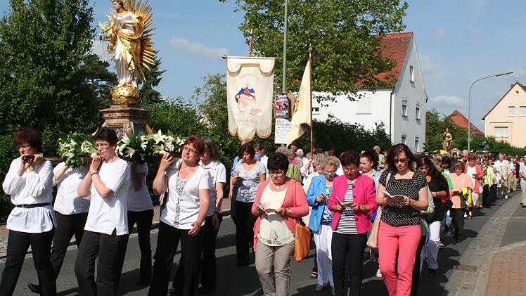 Mehrere Gruppen trugen die Figuren von Heiligen durch Höchstadts Straßen. Foto: Evi Seeger