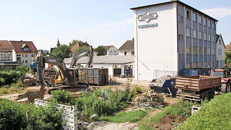 Auf dem Areal der ehemaligen Staffelsteiner Pinselfabrik Schorr haben die Vorarbeiten zum Abbruch schon begonnen. Auf dem Gelände zwischen Bamberger Straße, Jahn- und Angerstraße entsteht der "Wohnpark Schorr" mit 23 Wohneinheiten. Momentan sind Bauarbeiter damit beschäftigt, die Gebäude zu entkernen und die Abfallmaterialien zu sortieren.