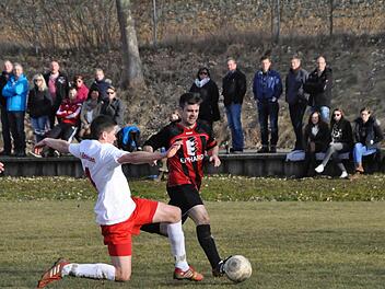 Einen Schritt zu spät kommt Reiterswiesens Florian Kiesel (links) gegen Reichenbachs Torschützen Claus Kirchner. Foto: Anja Schmitt