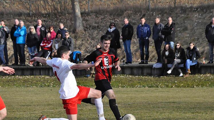 Einen Schritt zu spät kommt Reiterswiesens Florian Kiesel (links) gegen Reichenbachs Torschützen Claus Kirchner. Foto: Anja Schmitt