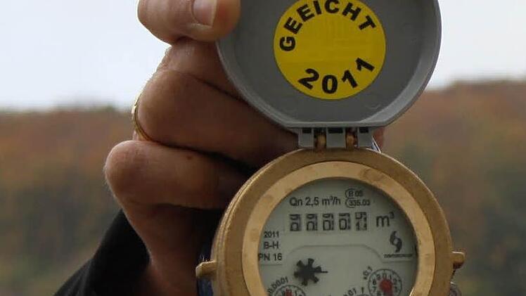 Blick auf den Wasserzähler: In Bad Kissingen sollen die Abwassergebühren teurer werden. Foto: R. Ruppert/Archiv