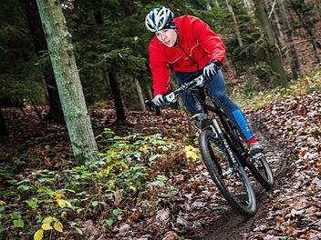 Kilian Deichsel vom ATS Kulmbach lag schon nach dem Schwimmen vorn und baute seinen Vorsprung auf der Radstrecke durch den Rehberg weiter aus. Foto: Alexander Muck