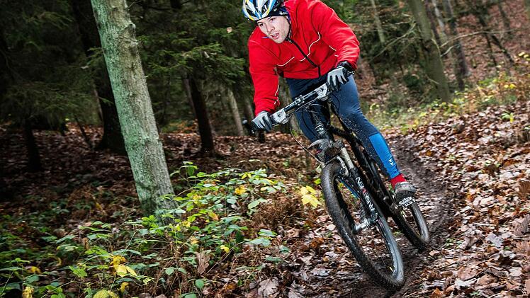 Kilian Deichsel vom ATS Kulmbach lag schon nach dem Schwimmen vorn und baute seinen Vorsprung auf der Radstrecke durch den Rehberg weiter aus. Foto: Alexander Muck