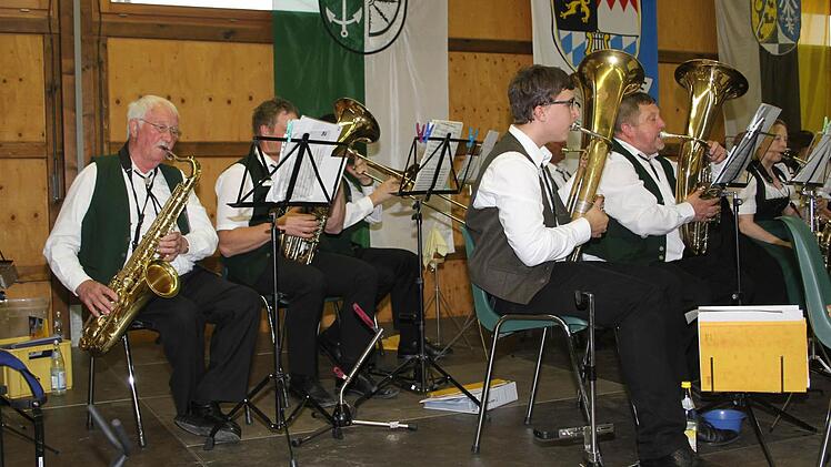 Der Musikverein zeigte sich vielseitig: Die Palette reichte von Popsongs über Walzer bis hin zu böhmischen Melodien und Operetten.