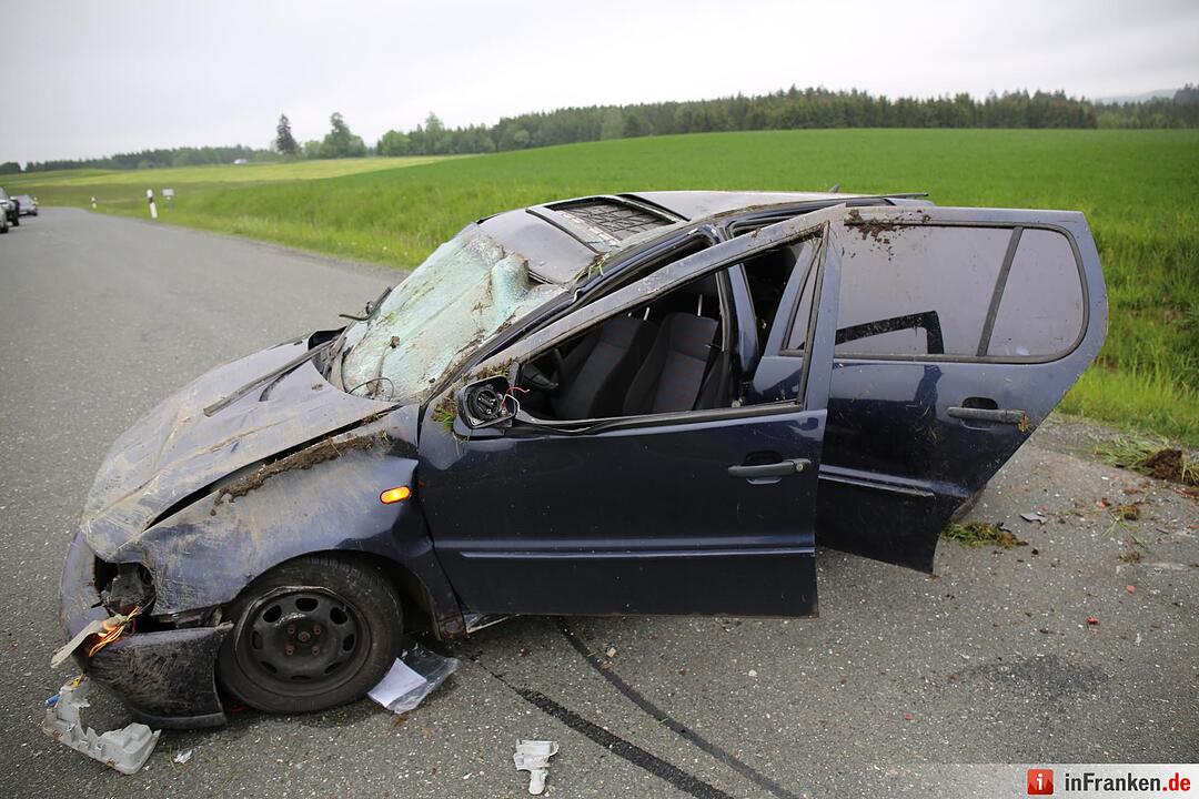 Mann aus Auto geschleudert und schwer verletzt - Pkw in der Kurve von Straße abgekommen und ueberschlagen
