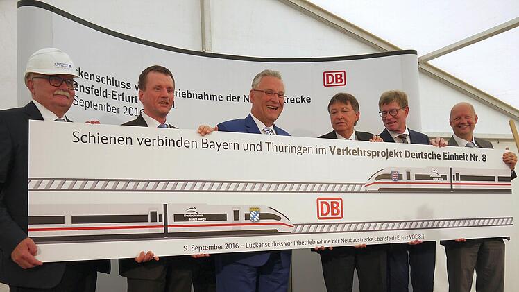 Sie fügen symbolisch zusammen, was zusammen gehört: Eckard Martin, Klaus-Dieter Josel, Joachim Herrmann, Klaus Sühl, Eckart Fricke und Olaf Drescher (von links). Foto: Berthold Köhler