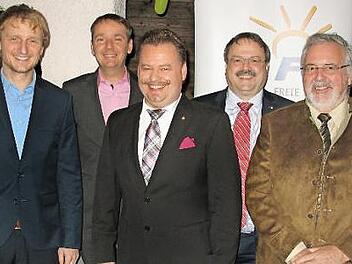 Klaus Georg Purucker (Mitte) ist der Bundestagskandidat der Freien Wähler. Mit im Bild (von links) Klaus Kasper, Georg Kestler, Peter Meyer und Klaus Förster. Foto: privat