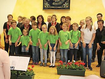 Der Gesangverein Germania Weingarts beim gemeinsamen Auftritt Fotos: Franz Galster