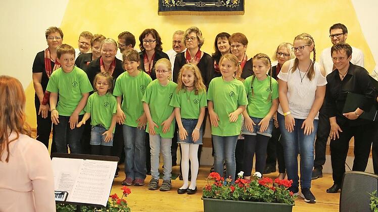 Der Gesangverein Germania Weingarts beim gemeinsamen Auftritt Fotos: Franz Galster