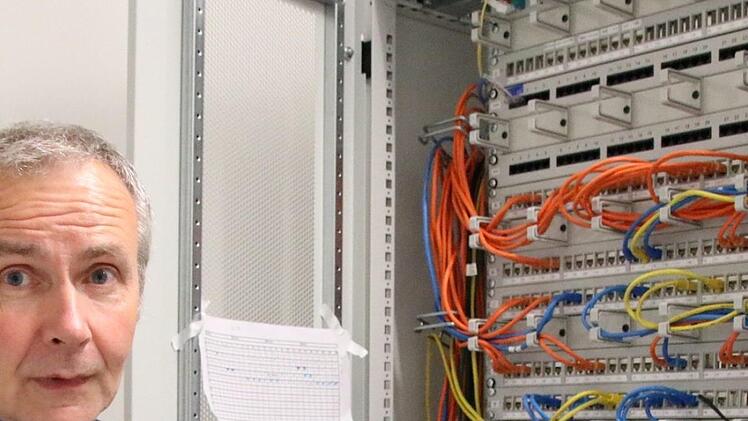 Konrad Unsleber, Chef des Bad Kissinger Amtes für Digitalisierung, Breitband und Vermessung (ADBV), im Serverraum. Foto: Ralf Ruppert