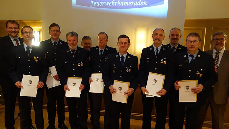 Für langjährigen aktiven Dienst bei der Feuerwehr gab es das Ehrenzeichen des Freistaates Bayern für diese Feuerwehrleute. Foto: Doris Weidner