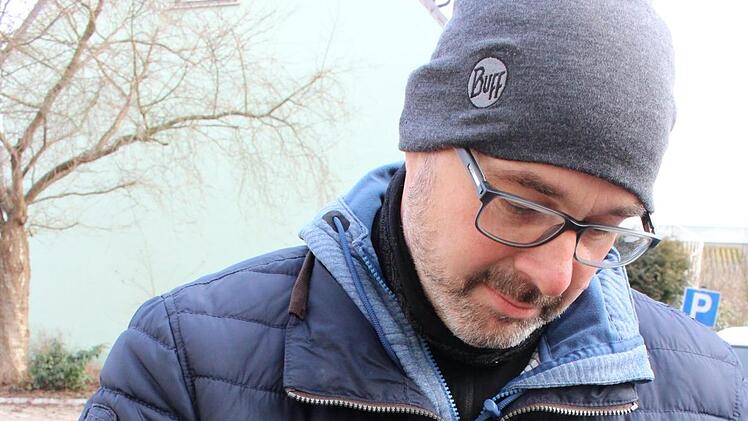 Reinhard Hegwein mit seinem Gerät zur Nummerierung des Baumbestands.Evi Seeger