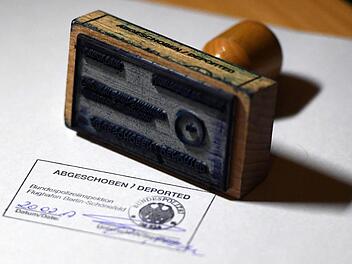 Einer Dreij&auml;hrigen droht die Abschiebung, w&auml;hrend ihre Mutter und Schwester in Deutschland bleiben d&uuml;rfen Symbolfoto: Ralf Hirschberger/dpa