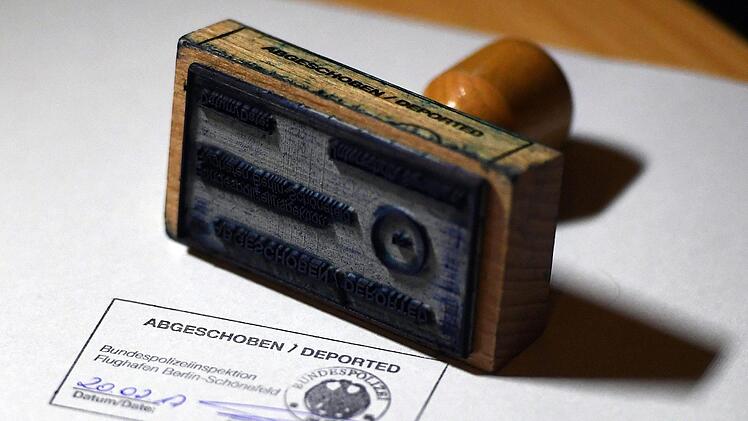 Einer Dreij&auml;hrigen droht die Abschiebung, w&auml;hrend ihre Mutter und Schwester in Deutschland bleiben d&uuml;rfen Symbolfoto: Ralf Hirschberger/dpa