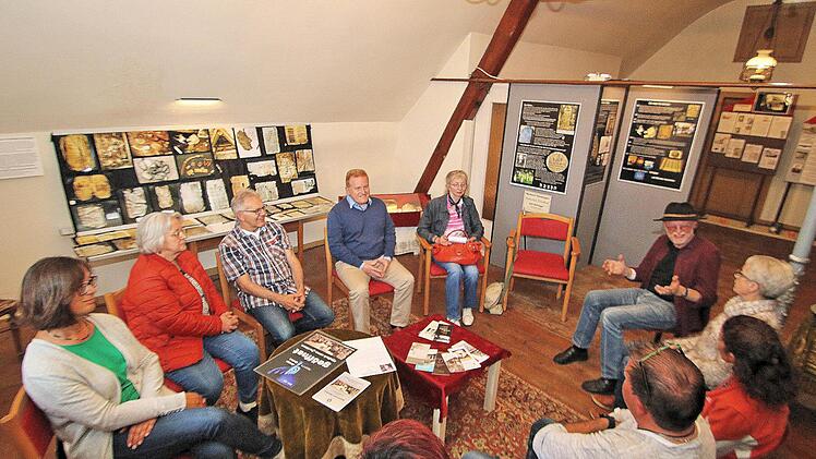 Die alte Maßbacher Synagoge soll zum Museum werden. 2019 bis 2021 stehen   insgesamt 365 000 Euro für den Kauf, die Erweiterung sowie den Um- und Ausbau und  Planungskosten im gerade verabschiedeten Haushalt.  Unser Bild entstand bei  einem Vortrag von Museumsleiter Klaus Bub (rechts  mit Hut).  Foto: Dieter Britz
