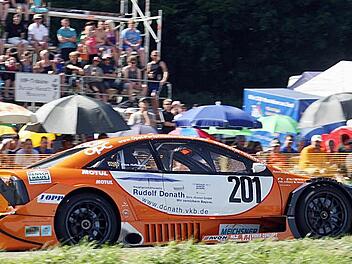 Der Buchbrunner Klaus Hoffmann kann morgen beim 45. AvD Bergrennen Unterfranken in Eichenbühl in seinem Opel Astra V8 DTM einen großen Schritt zur Deutschen Bergrennmeisterschaft machen. Foto: Kurt Pufahl