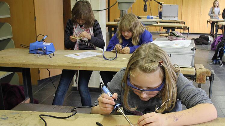 Friederike ist voll  konzentriert bei der Sache.