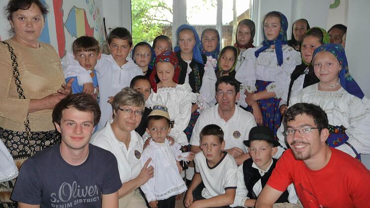 Groß war die Freude im Social Center in Botiza über die erneute Hilfe des Lions-Clubs Haßberge. Die Schüler von Lehrerin Iulia Grisan (links) hatten für die Gäste eigens ihre Festtagstracht angelegt. Foto: sw