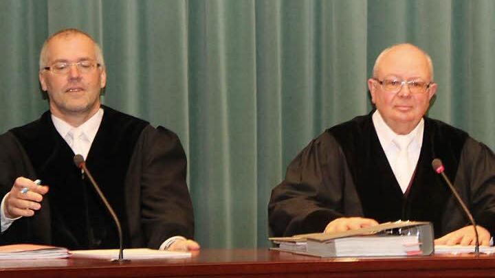Immer mehr Zeugen belasten den Kaufmann aus dem Landkreis Kulmbach in der Verhandlung vor der großen Strafkammer. Von links: Richter Alois Meixner und Vorsitzender Richter Michael Eckstein. Foto: Alexander Hartmann