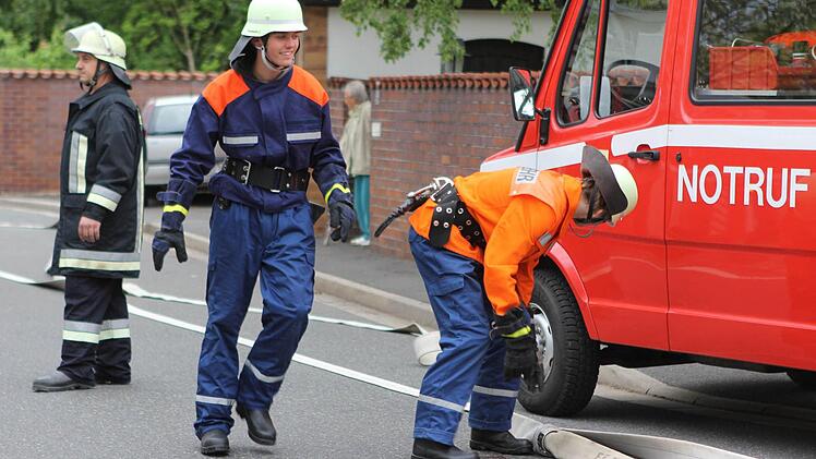 Dabei half auch die Jugendfeuerwehr.