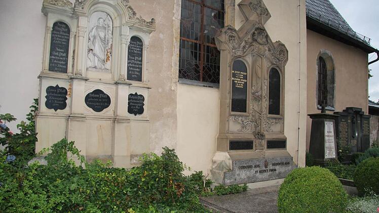 Die Ehrengräber an der Kapelle sollen an bedeutende Kronacher Persönlichkeiten erinnern.