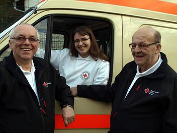Sie sind die neue Leitung der Rot-Kreuz-Bereitschaft Steinwiesen: Bereitschaftsleiterin Katharina Wunder und ihre Stellvertreter Hubert Bähr (links) und Siegfried Kremer (rechts).  Fotos: Susanne Deuerling