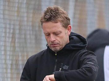 Ist die Uhr beim FC Redwitz und Trainer Peter Reichel schon abgelaufen? Derzeit geht es beim Landesligisten drunter und drüber.  Foto: Wolfgang Zink