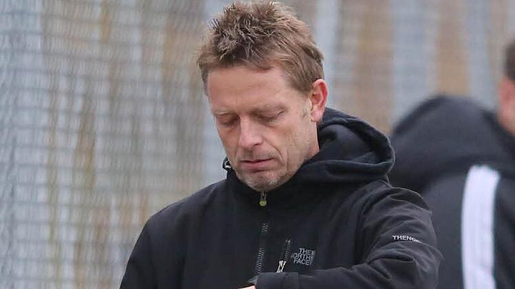 Ist die Uhr beim FC Redwitz und Trainer Peter Reichel schon abgelaufen? Derzeit geht es beim Landesligisten drunter und drüber.  Foto: Wolfgang Zink