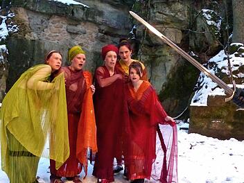 Die Athener Frauen wollen ihre Männer dazu bringen, den Krieg mit Sparta zu beenden (von links: Henrike Reineke, Silke Ködel, Christine Kammerer, Julia Krolak, Annika Ködel). Foto: Dieter Hübner